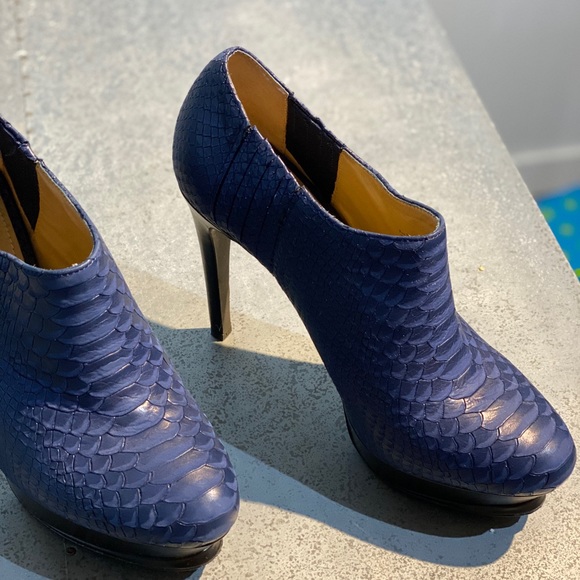 Kenneth Cole Heels - Picture 2 of 6